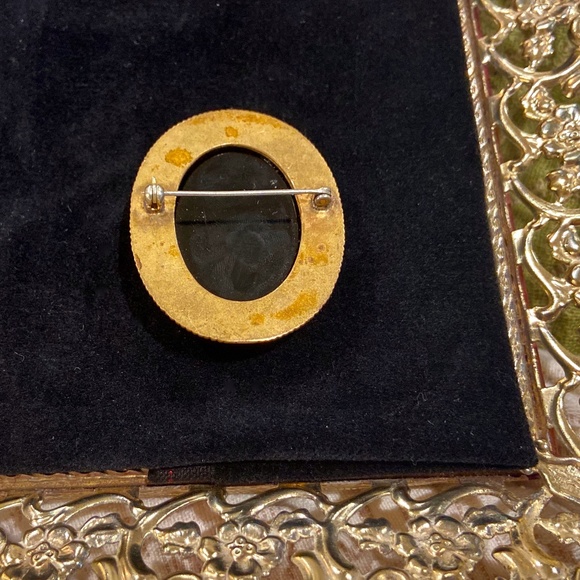 N19-1940's Victorian Revival Black & White Glass & Brass Cameo Brooch - Picture 3 of 7